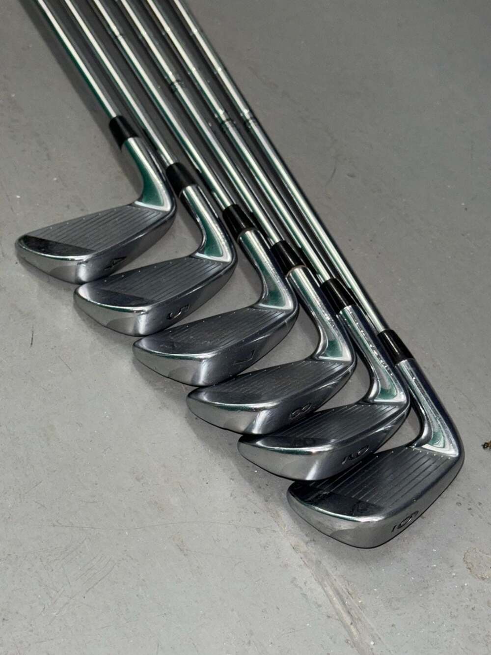 Titleist AP2 710 Forged Iron Set 4-PW Dynamic Gold S300 Stiff Steel - Picture 4 of 13